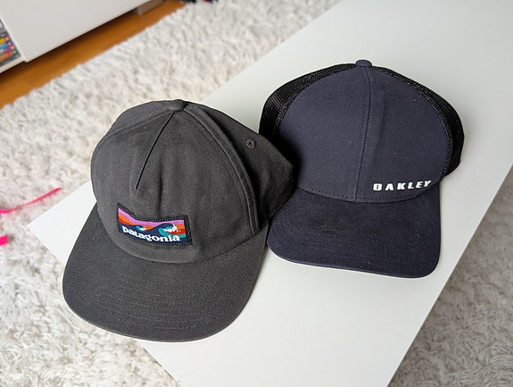 Patagonia ja Oakley lippikset