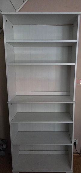 Valkoinen kirjahylly