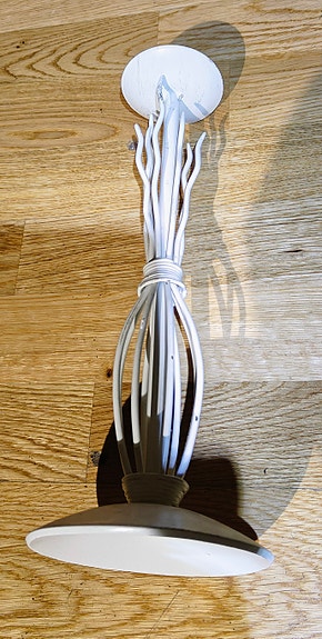 Metallinen valkoinen kynttilänjalka