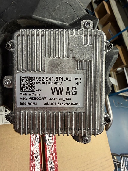 Skoda KAMIQ oikea ajovalo + uusi ohjainboksi 992.941.571.AJ