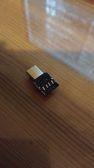 Liitä näppis, hiiri tai USB- muisti puhelimeesi