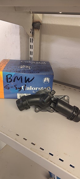uusi termostaatti BMW 6 koneiset bensa E46 E39 E60 E61 E54