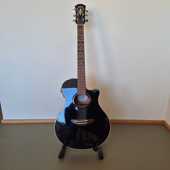 Yamaha APX 5A elektroakustinen kitara musta