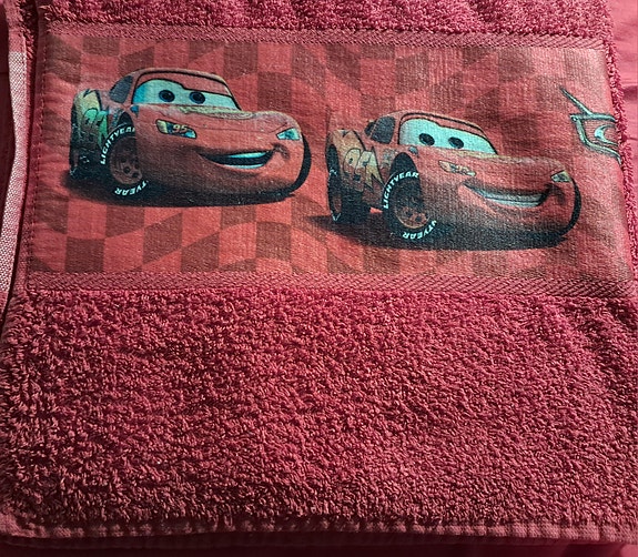 Disney  Auto- kylpypyyhe punainen