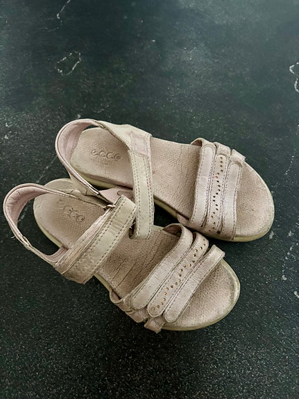 Ecco sandaalit koko 28