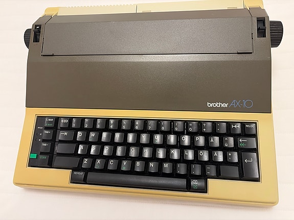 Elektroninen kirjoituskone Brother AX-10