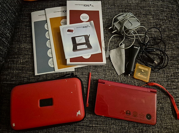 Nintendo DSi XL Super Mario 25th Anniversary Edition