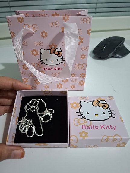 Hello Kitty -kaulakoru lahjarasiassa ja lahjapussissa