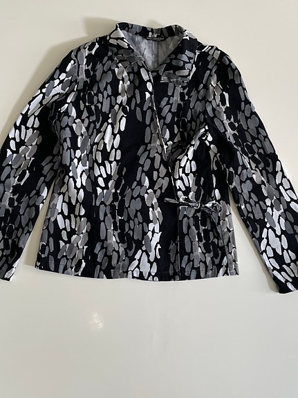 Marimekko Mika Piirainen kietaisujakku musta-harmaa-valkoinen kuvio