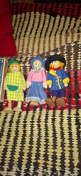 3 puista nukkekodin nukkea