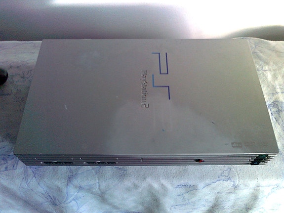 Modattu PlayStation 2 konsoli (Region Free) + pieni pelipaketti