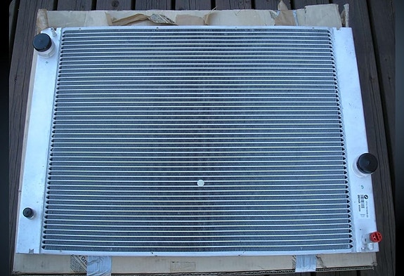 BMW E60 (M54) 520i, 525i, 530i jäähdytin, uusi OEM, NOS-osa