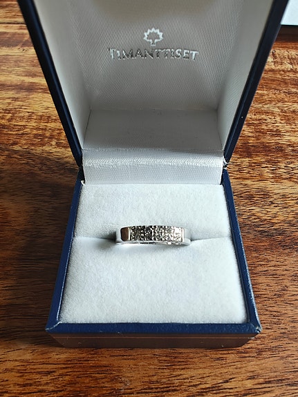 Valkokultainen timantti sormus. Koko 17 0,25ct