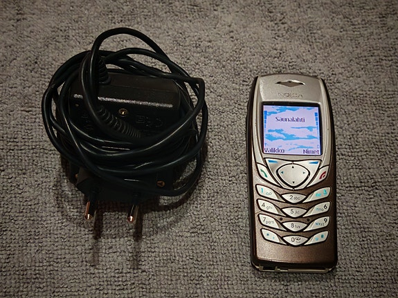 Nokia 6100 matkapuhelin