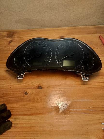 Toyota Avensis T25 -06 mittaristo
