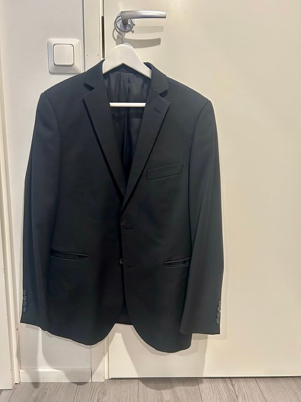 Miesten musta puku, Dressman
