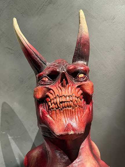Koko pään peittävä demonimaski