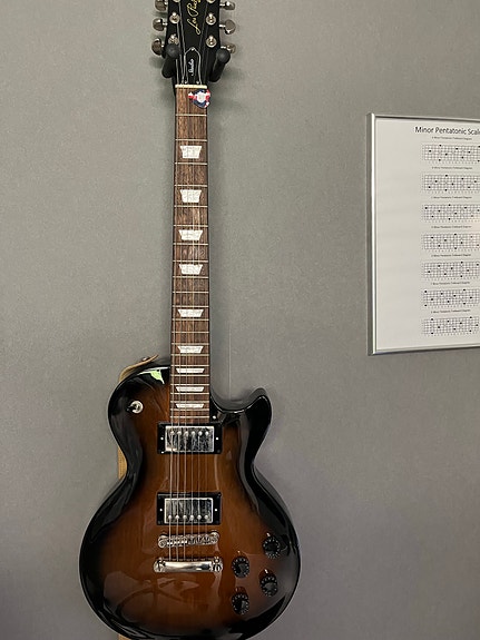 Epiphone Les Paul Studio ja Fender Mustang LT40S vahvistin