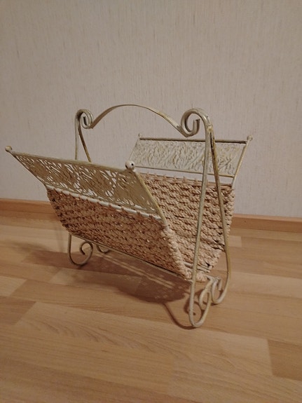 Vanha metallinen lehtiteline