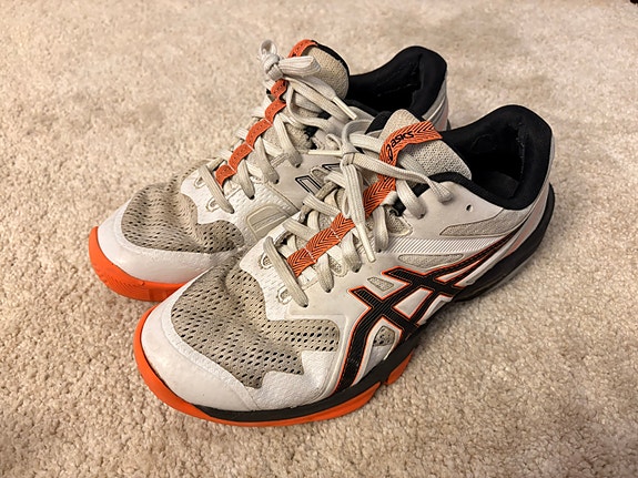 Asics sisäpelikengät (42 = sisämitta 27 cm)