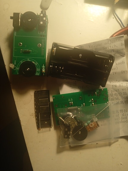 Elektroniikan komponentit ja paristokotelo (KT0936MB9)
