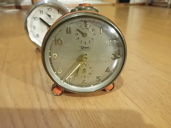 Diehl princess kello oranssi herätyskello