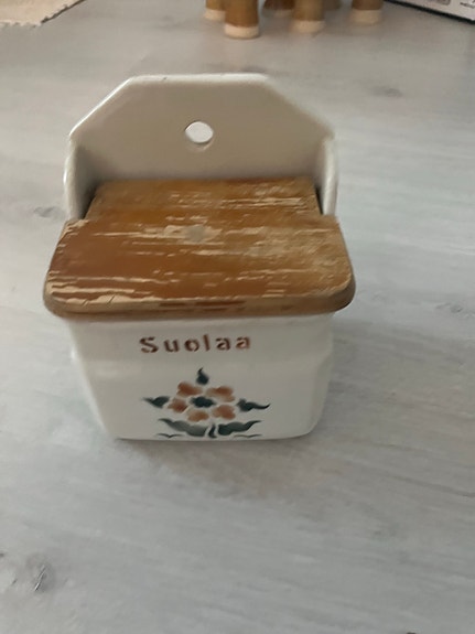 Arabia Suola-astia puukannella