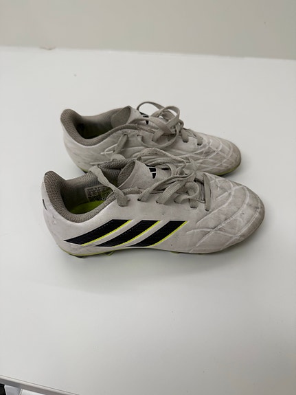 Adidas jalkapallokengät koko 31
