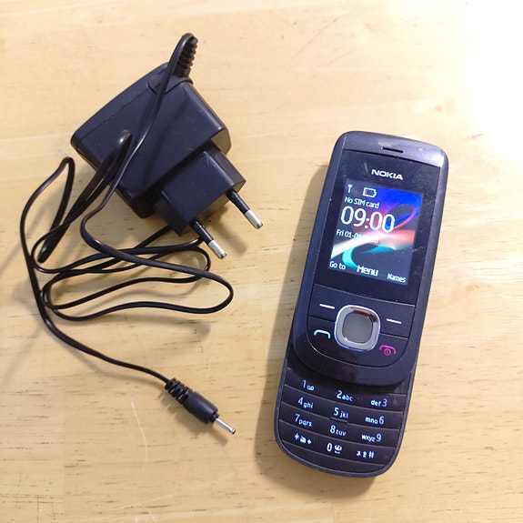 Nokia 2220 Slide Puhelin Laturilla