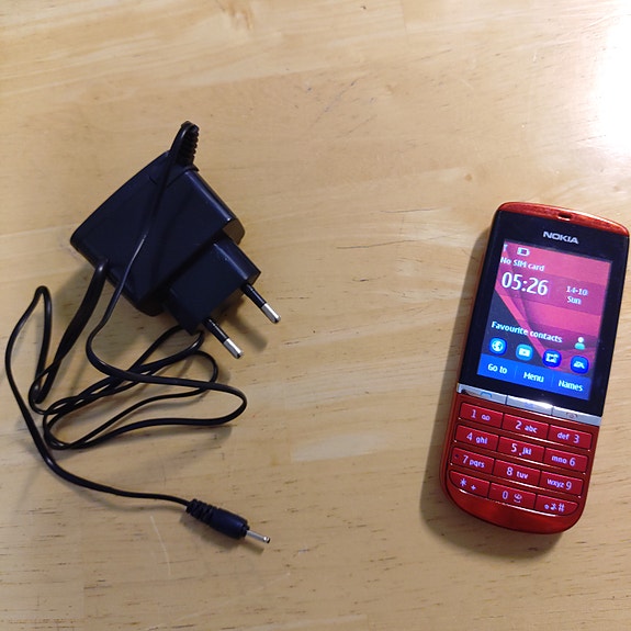 Nokia Asha 300 Puhelin Laturilla