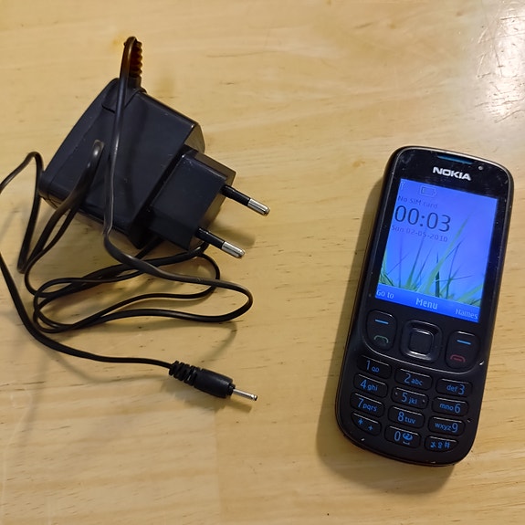 Nokia 6303i Classic Puhelin Laturilla