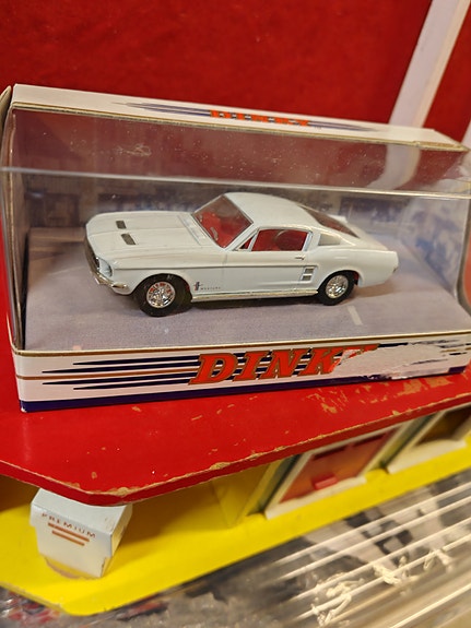 Dinky Ford Mustang 1967 -malliauto valkoinen