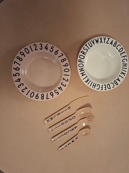 Design Letters lasten syvät lautaset sekä aterimet