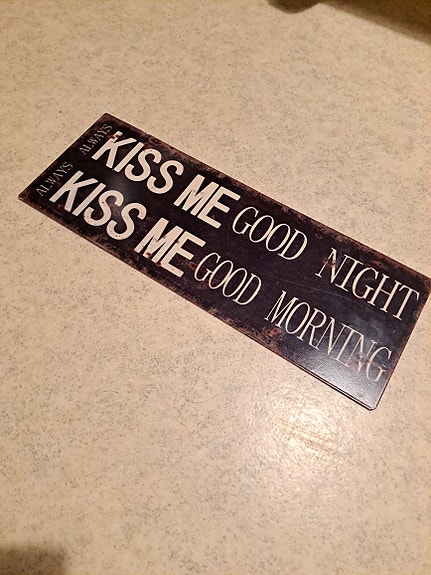 Sisustustaulu Kiss Me Good Night ja Good Morning