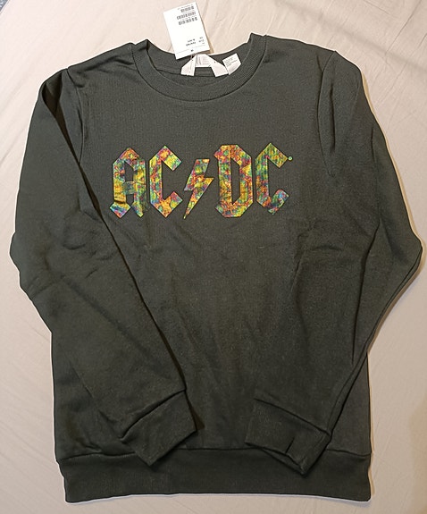 Uusi AC/DC college 134/140 cm