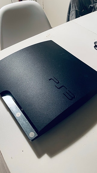 Sony Playstation 3 pelikonsoli ja ohjaimet sekä pelejä