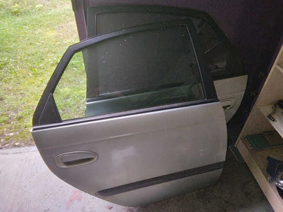 Toyota Avensis 1.8 1998 repsikan puolen takaovi