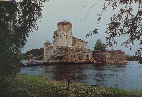 Olavinlinna on suosittu postikorttikohde.