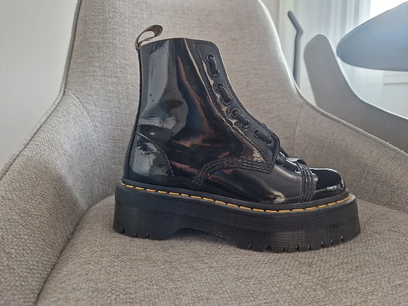 Saappaat,  Dr. Martens platform saappaat, kiiltonahka