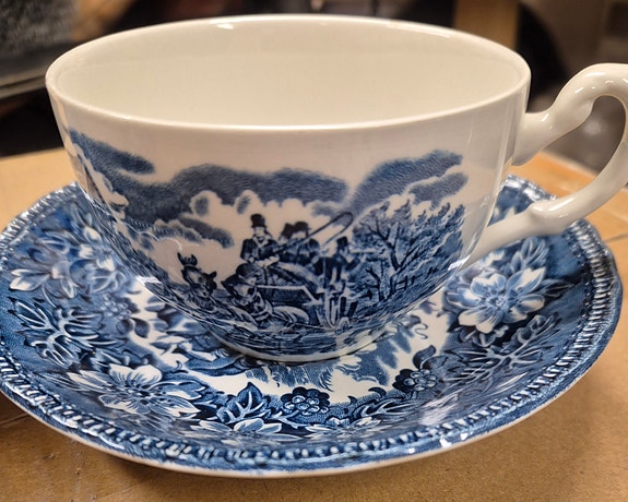 2 kpl Royal Tudor Ware teekuppi ja tassi (Coaching Taverns)