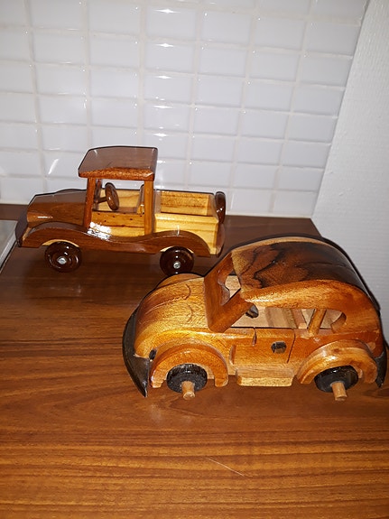 Näyttävät puuautot