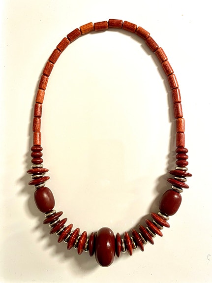 Tummanpunaiset Aarikka helmet