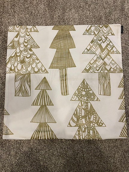 Kuusikossa tyynynpäällinen