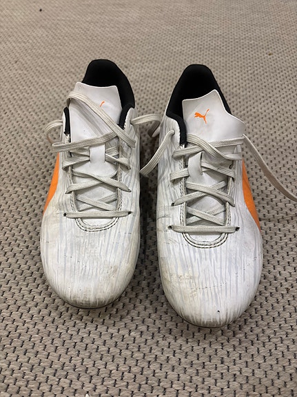 Puma jalkapallokengät nappikset 36