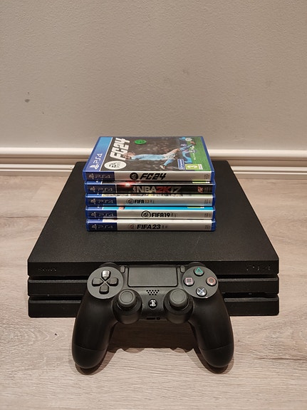 Sony PlayStation 4 Pro 1TB konsoli sekä DualShock 4 ohjain.