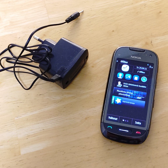 Nokia C7 Puhelin Laturilla