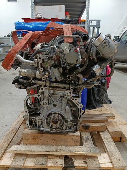 Toyota Corolla 2.0 diesel moottorin osia ja apulaitteita