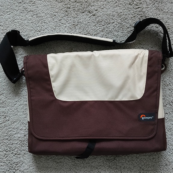 Lowepro olkalaukku