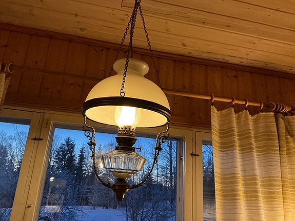 Vanha antiikkinen sähkö/öljy kattovalaisin