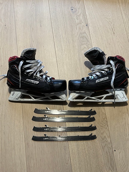 Bauer Vapor X900 jääkiekkomaalivahdin luistimet sekä varaterät